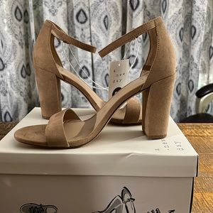 A New Day taupe side like material size 8 1/2. NWT